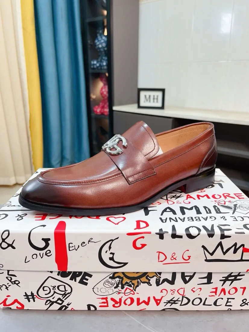Men's shoes 💰540🌸🌸 [DG Dolce & Gabbana] High-end customized leather shoes. The upper is made of imported calf leather. Original hardware. I believe you will be impressed from the first time you see it. The avant-garde atmosphere can no longer fully interpret its elegance. AAA grade rubber outsole is super comfortable. The original cover last of the counter ensures its original version and quality. The upper is simple and the cowhide lining ensures its comfort and breathability. A pair of truly good shoes has its own unique soul, famous quality, and the first choice for successful people. Regular size 38-44 (45 customized)